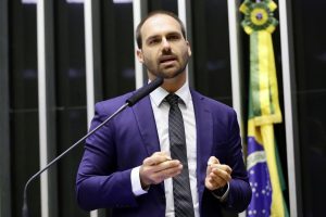 Eduardo Bolsonaro pede legalização de influencers de cassinos e bets