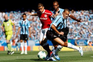 D'Alessandro, cercado por Leo Gago (F) e Naldo, durante a partida entre Grêmio e Internacional pela última (38ª) rodada do Brasileirão 2012,