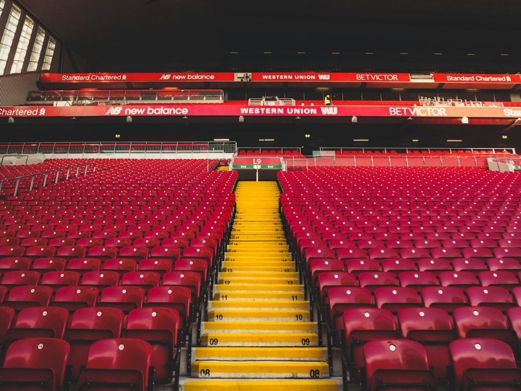 Bancadas de um estádio de futebol que verá a champions League