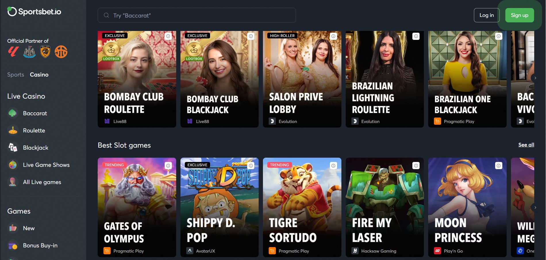 Imagem do site Sportsbet.io destacando jogos de cassino, incluindo Baccarat, Blackjack e Roleta, com jogos populares e opçōes de cassino ao vivo.